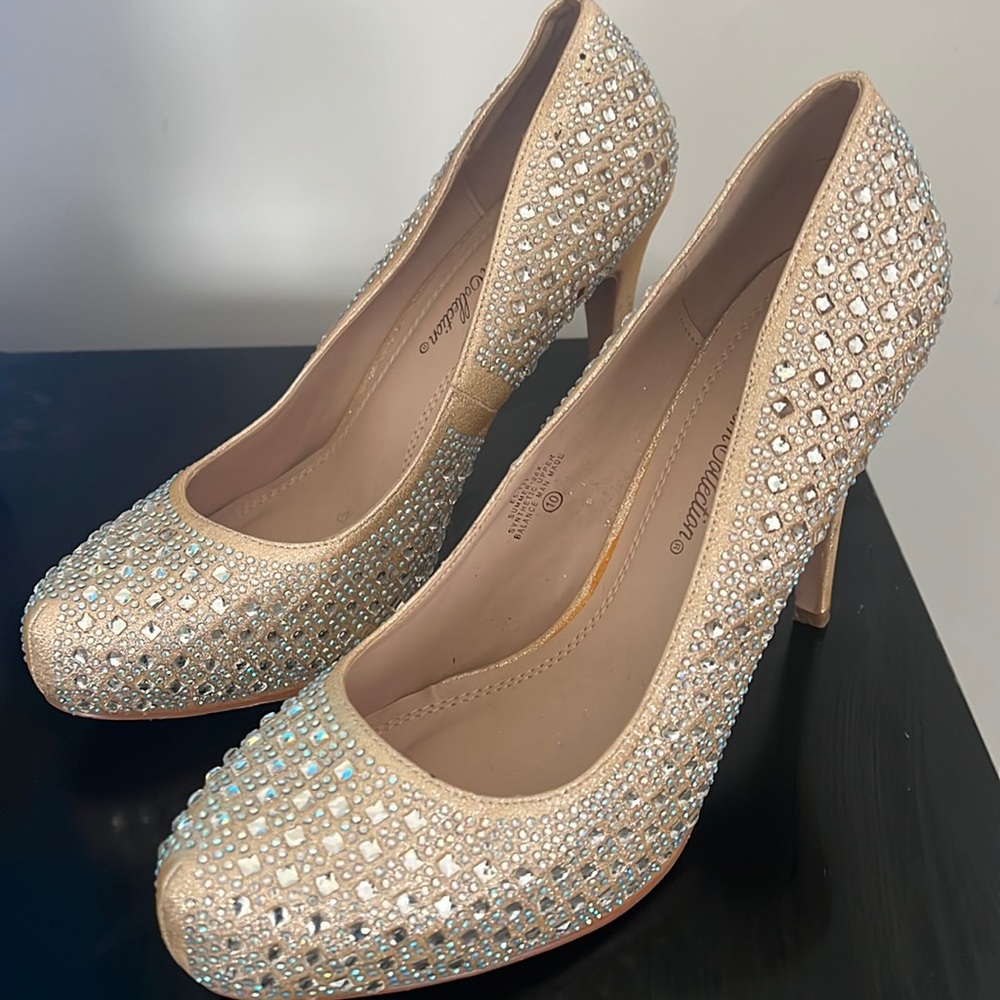 Women heels size 10. They have silver rhinestones